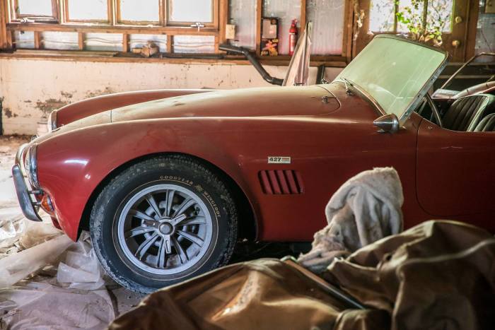 Под капотом Shelby Cobra 427 скрывается 425-сильный V8 – так называемый «big block». | Фото: hagerty.com. Под капотом Shelby Cobra 427 скрывается 425-сильный V8 – так называемый «big block». | Фото: hagerty.com.