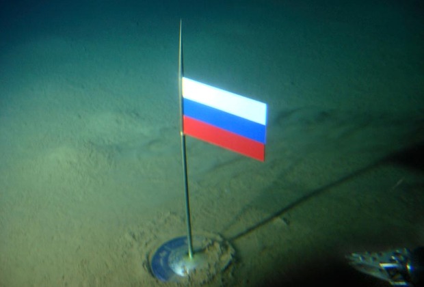 Титановая капсула с навершием в виде российского флага, закрепленная на дне Северного Ледовитого океана в точке Северного полюса батискафом «Мир-1», 2 августа 2007 года