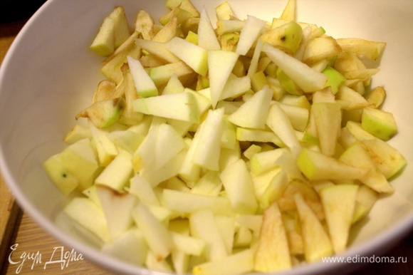 Яблоки нарезать мелко, можно с кожурой. Слойки с яблоками и пломбиром