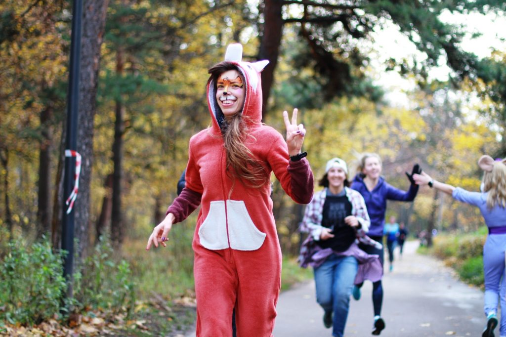 Недавно люди бегали в костюмах героев фильмов и сериалов/parkrun Кузьминки/Ольга Акимова