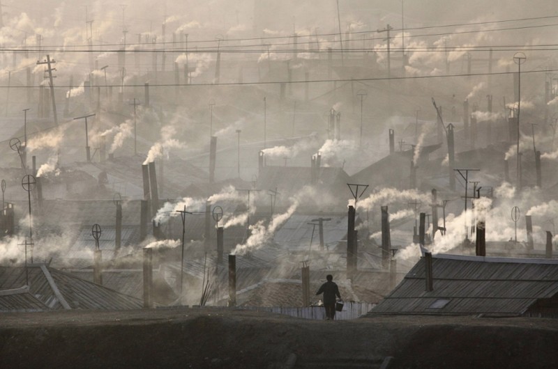 5. Северокорейский город Хайесан на границе с Китаем, 6 апреля 2009. (Фото Reinhard Krause | Reuters): Тоталитаризм, гранциа, китай, севераня корея