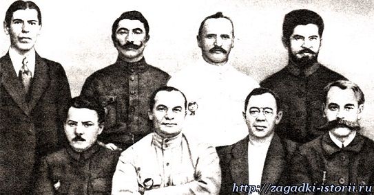 Командиры Первой конной. Будённый второй слева Неизвестный Будённый