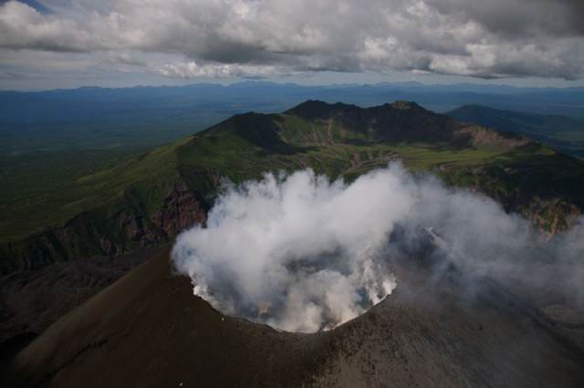 Вулкан задымил: Эбеко выбросил столб пепла на Курилах
