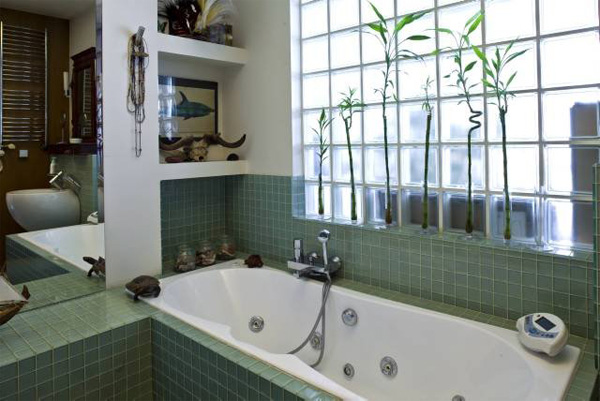 Неожиданное решение для маленькой ванной: ложное окно