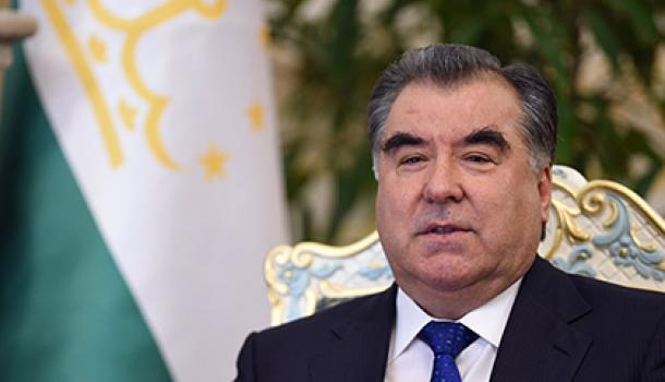 Соблюдая нормы ислама, Рахмон должен запретить свои портреты, а не шествие «Бессмертного полка»