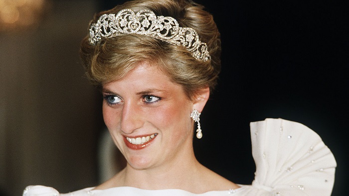 BAHRAIN - NOVEMBER 1986:  Princess Diana, Princess of Wales, in November 1986 during a visit of Bahrain.  (Photo by Anwar Hussein/WireImage)