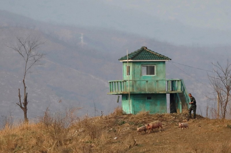 15. Сторожевая башня на границе Северной Кореи, 15 апреля 2017. (Фото Aly Song | Reuters): Тоталитаризм, гранциа, китай, севераня корея