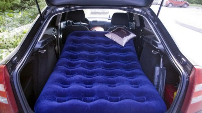 Матрас, разложенный во всю длину автомобиля/ Фото: ikirov.ru Матрас, разложенный во всю длину автомобиля/ Фото: ikirov.ru