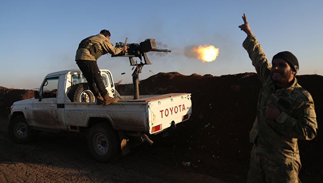 Турецкие военные из Свободной сирийской армии стреляют в позиции курдов в районе Африн. 20 января 2018 "Мы ответим на атаки". Курды рассказали о турецкой операции в Африне