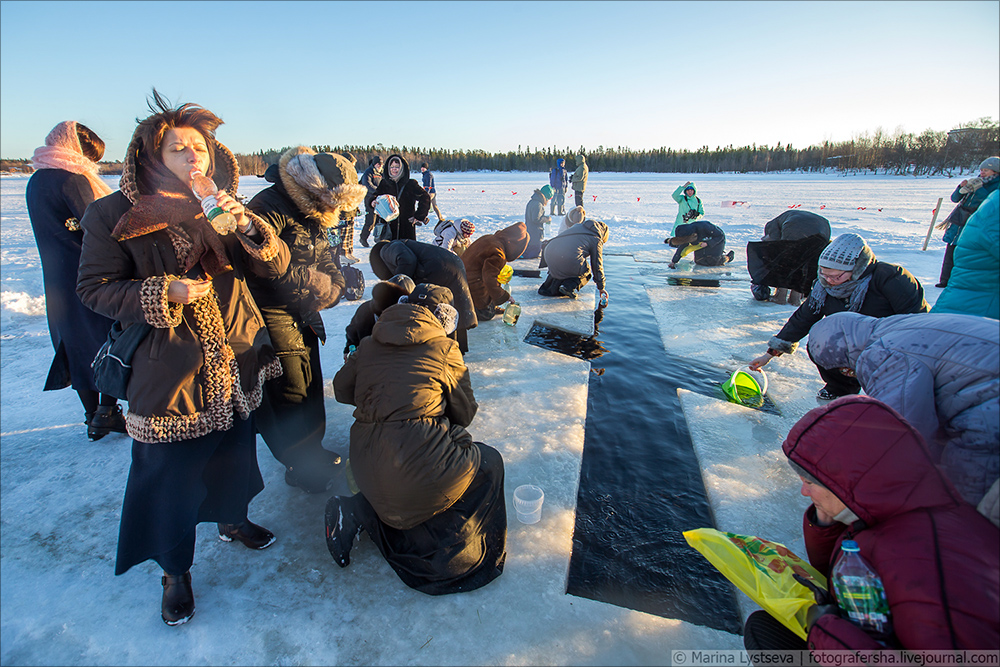 В грязных водах городских прудов, рек и купелей вода вдруг стала СВЯТОЙ!