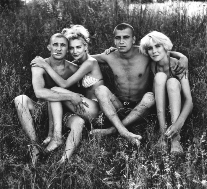 Молодые люди, отдыхающие на реке. СССР, 1990 годы. Молодые люди, отдыхающие на реке. СССР, 1990 годы.