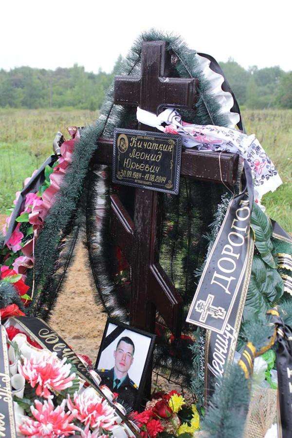 Могила российского десантника погибшего в Украине. Кладбище в деревне Выбуты, Псковской области, 25 августа 2014 года. Могила российского десантника погибшего в Украине. Кладбище в деревне Выбуты, Псковской области, 25 августа 2014 года.