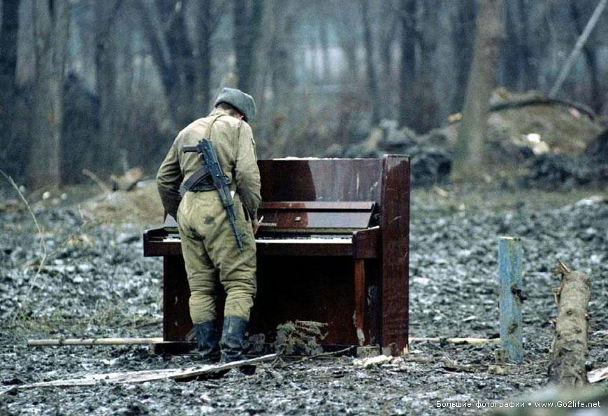 Армянский солдат играет на пианино