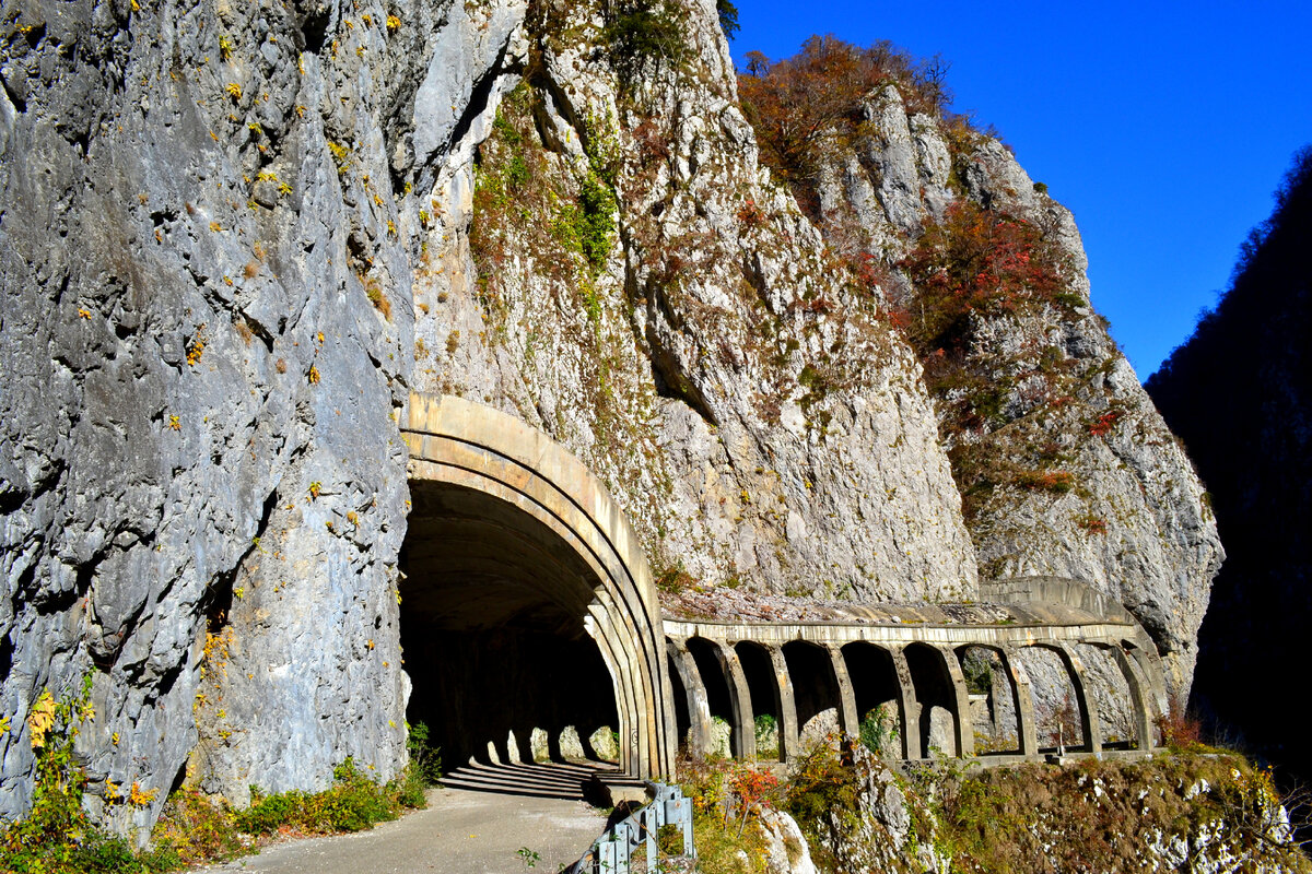 Арка на старой дороге. Фото автора