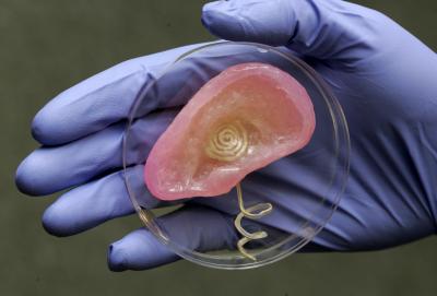 Бионическое ухо с проводящей антенной, полученное при помощи 3D-печати