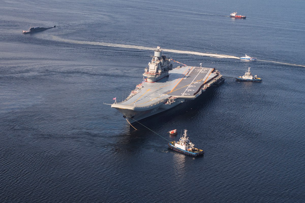 Репетиция парада кораблей Краснознаменного Северного флота ВМФ России на Североморском рейде Репетиция парада кораблей Краснознаменного Северного флота ВМФ России на Североморском рейде