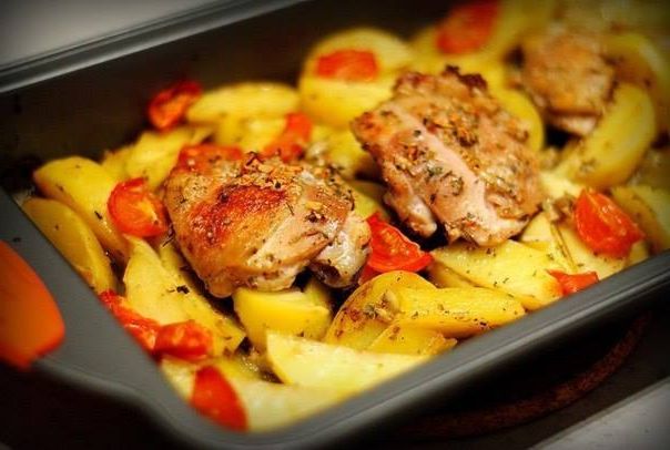 Курица-маринованная-в-кефире-запечённая-с-картофелем-с-травами-и-чесноком