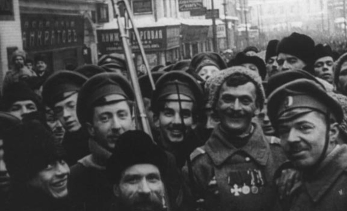 Человек с машиной времени: почему обязательно нужно посмотреть «Годовщину революции» Человек с машиной времени: почему обязательно нужно посмотреть «Годовщину революции»
