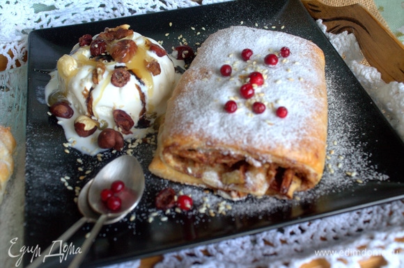 Мороженое посыпать орешками, вяленой клюквой, жареным кунжутом и полить медом и бальзамическим кремом с лесной ягодой. Слойки с яблоками и пломбиром