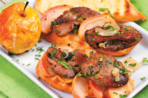 Гренки с куриной печенью и яблоками Гренки с куриной печенью и яблоками