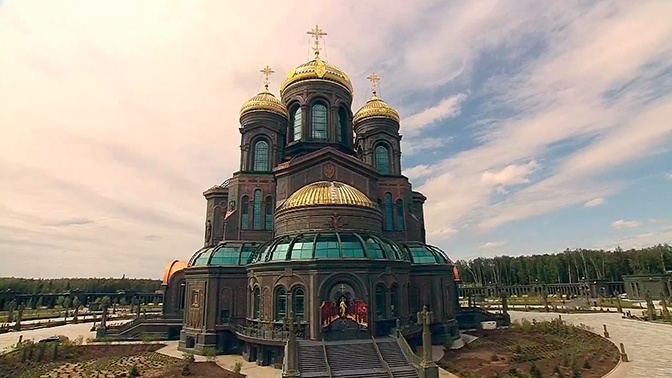 Освящен главный храм российской армии. Бой в защиту исторической памяти продолжается