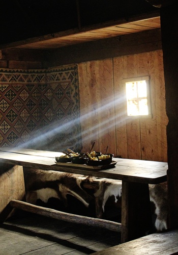 В домах богатых викингов окна были из слюды. Слюду здесь называли мусковиттом, потому что поставлялась она из Московии