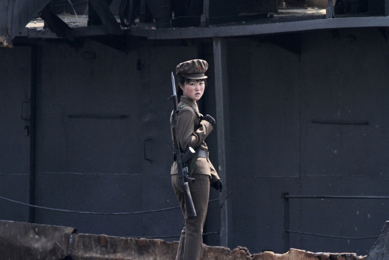 2. Пограничница, 1 мая 2014 . (Фото Jacky Chen | Reuters): Тоталитаризм, гранциа, китай, севераня корея