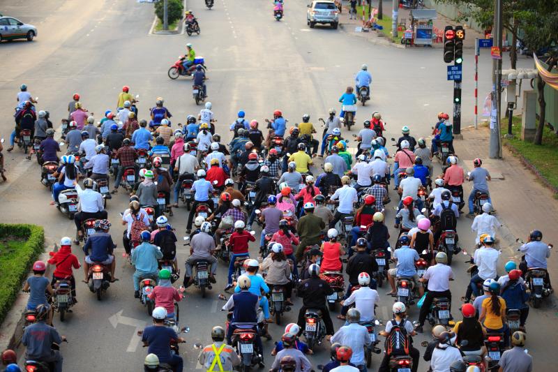 Толпа людей на байках во Вьетнаме