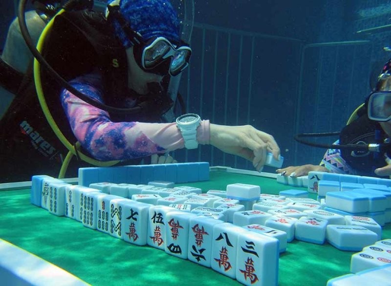 Если ты уже попробовал в жизни всё, что как насчёт того, чтобы сыграть в маджонг под водой? прикол, странности, юмор