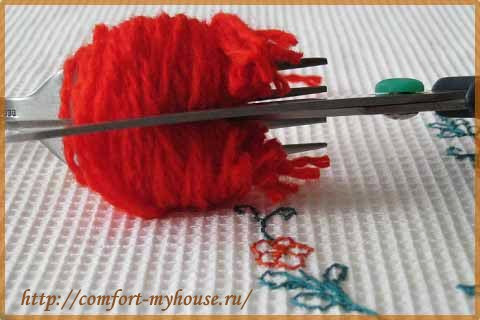 razrezaem pompon nozhnicami