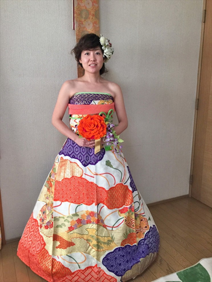 Японские невесты превращают кимоно в свадебные платья в европейском стиле