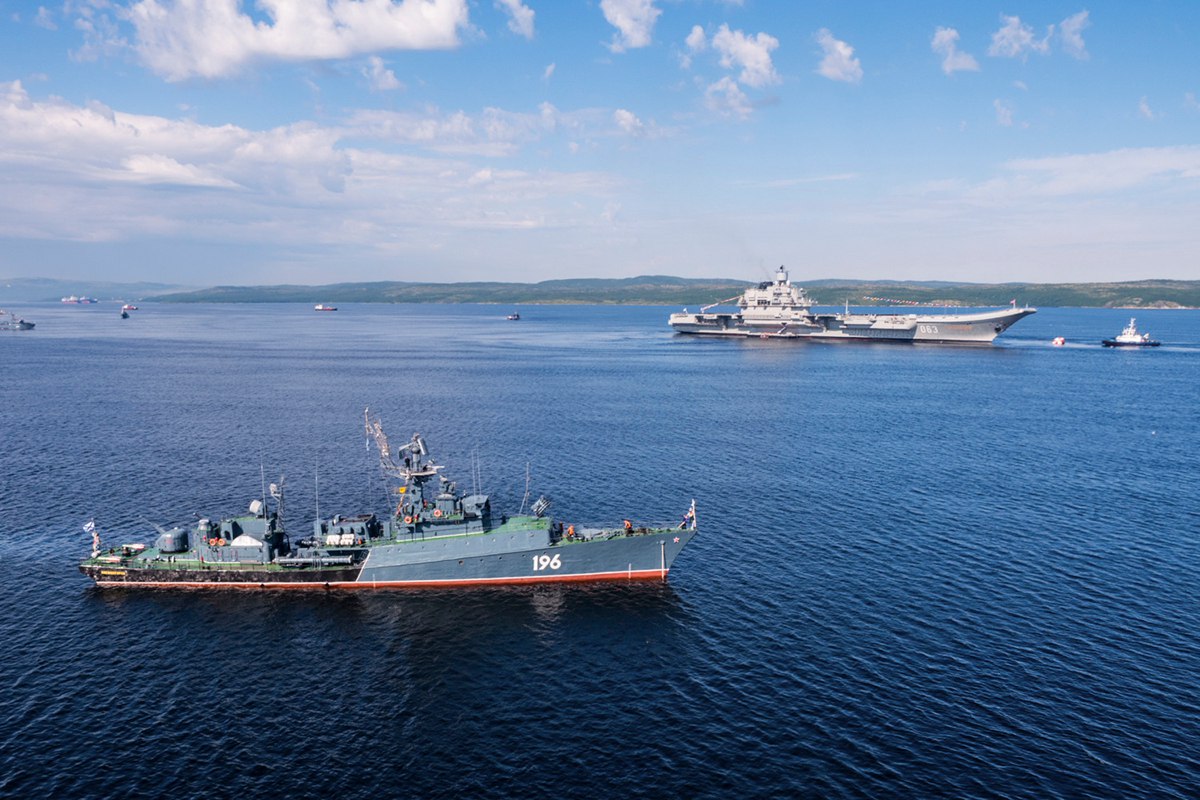 Репетиция парада кораблей Краснознаменного Северного флота ВМФ России на Североморском рейде Репетиция парада кораблей Краснознаменного Северного флота ВМФ России на Североморском рейде