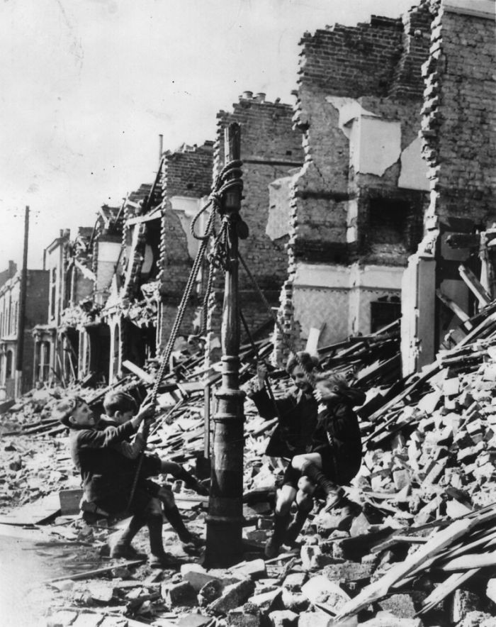 47. Самодельные качели после бомбардировки в Лондоне, 1940 год детство, прошлое, фотография