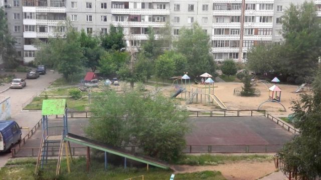 Жители Омска разобрали подаренную Кокориным детскую площадку из-за подростков