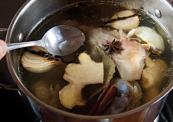 Суп по-ханойски с кусочками сырой говядины Суп по-ханойски с кусочками сырой говядины