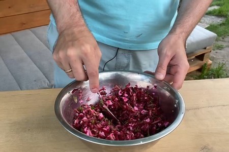 Свекольник с хреном на кефире. альтернатива окрошке: фото шаг 6 Свекольник с хреном на кефире. альтернатива окрошке: фото шаг 6