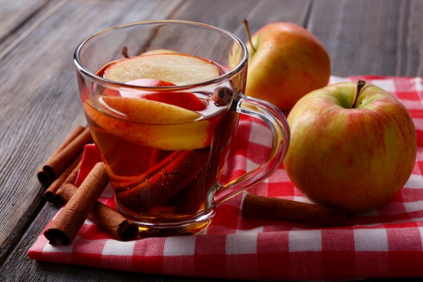 Горячий яблочный сок со специями