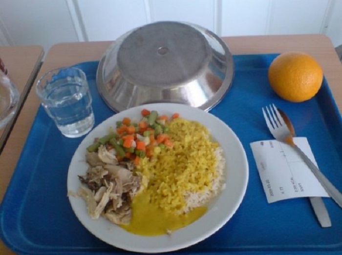 Куриный карри, рис, овощи и апельсин. Куриный карри, рис, овощи и апельсин.