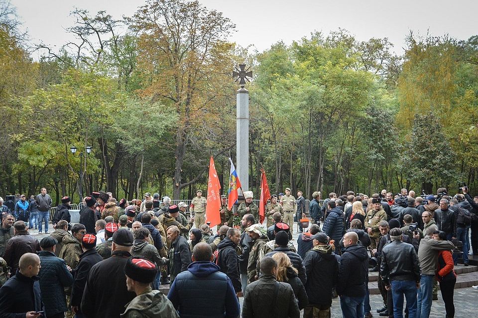 На церемонию открытия собралось около двухсот человек. Фото: пресс-служба мэрии.