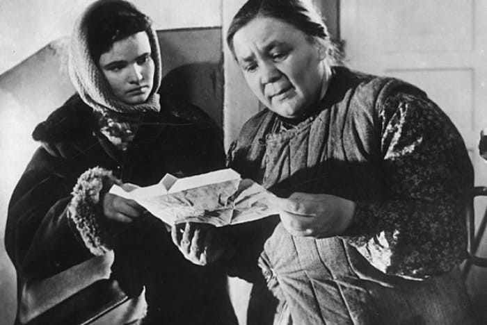 Кадр из фильма *Дом, в котором я живу*, 1957 | Фото: biographe.ru «ЛИЦО ВСЕХ МАТЕРЕЙ ВОЙНЫ»: ПОЧЕМУ ВАЛЕНТИНА ТЕЛЕГИНА НЕ ИГРАЛА БОЛЬШИХ РОЛЕЙ В КИНО
