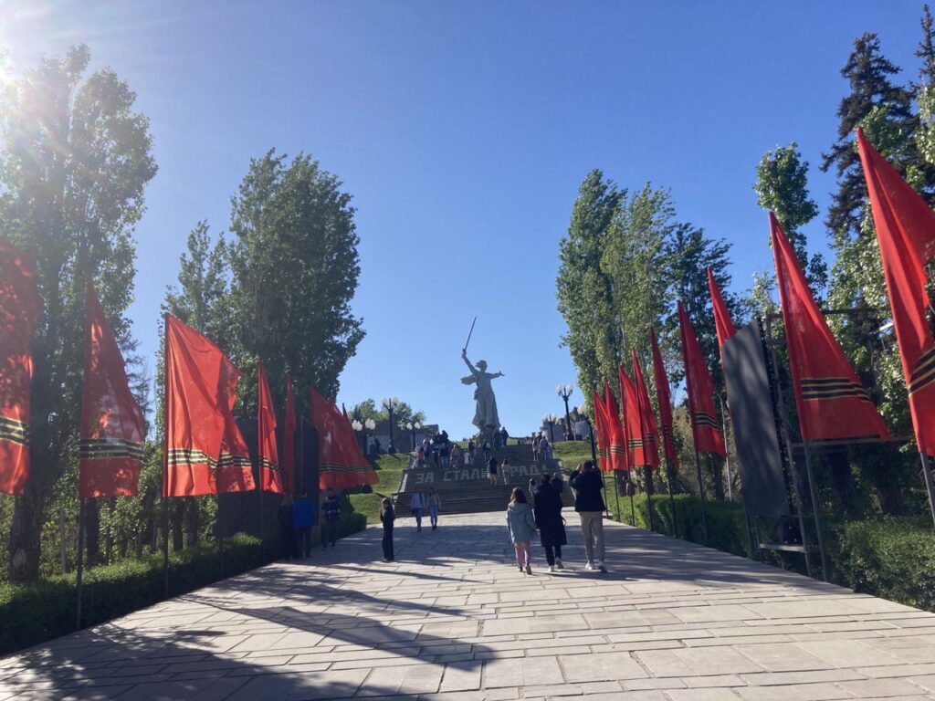 По машинам у Мамаева кургана в Волгограде можно в эти дни изучать географию страны 1 2025 05 06 08.11.34