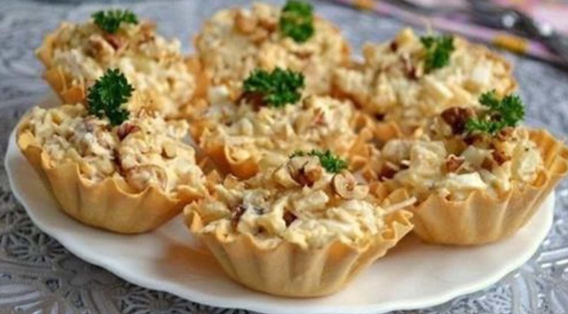 Шикарный салатик с курицей и ананасом в тарталетках Шикарный салатик с курицей и ананасом в тарталетках