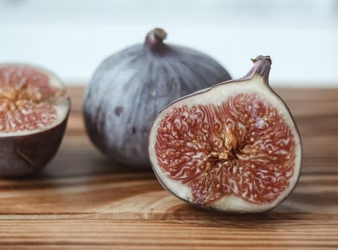 Защищает от болезней сердца: почему полезно есть инжир