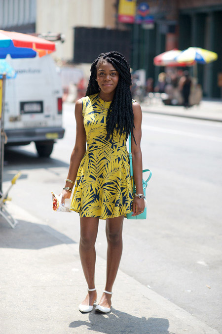Девушка в мини платье с желтым тропическим пронтом