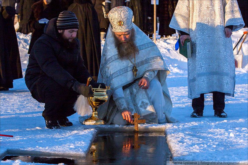 В грязных водах городских прудов, рек и купелей вода вдруг стала СВЯТОЙ!