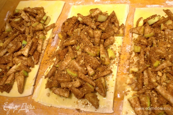 Распределить все яблочки. Слойки с яблоками и пломбиром