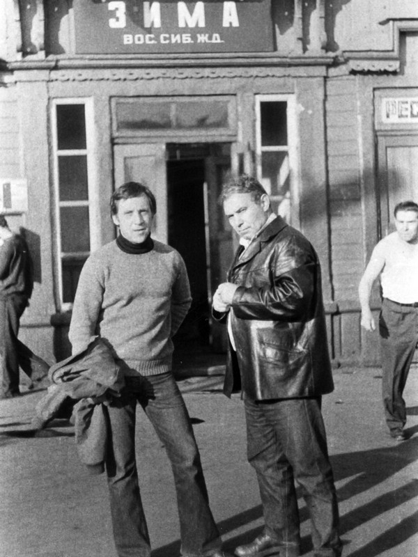 30. Владимир Семенович Высоцкий и Вадим Иванович Туманов на станции «Зима» проездом со станции Нижнеудинск в Иркутск. Фото Леонида Васильевича Мончинского, 19 июня 1976 года 30. Владимир Семенович Высоцкий и Вадим Иванович Туманов на станции «Зима» проездом со станции Нижнеудинск в Иркутск. Фото Леонида Васильевича Мончинского, 19 июня 1976 года Владимир Высоцкий, Русские актеры, Русские поэты, история