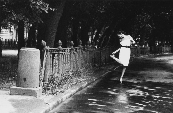 Модель позирует на Страстном бульваре. Россия, 1991 год. Модель позирует на Страстном бульваре. Россия, 1991 год.