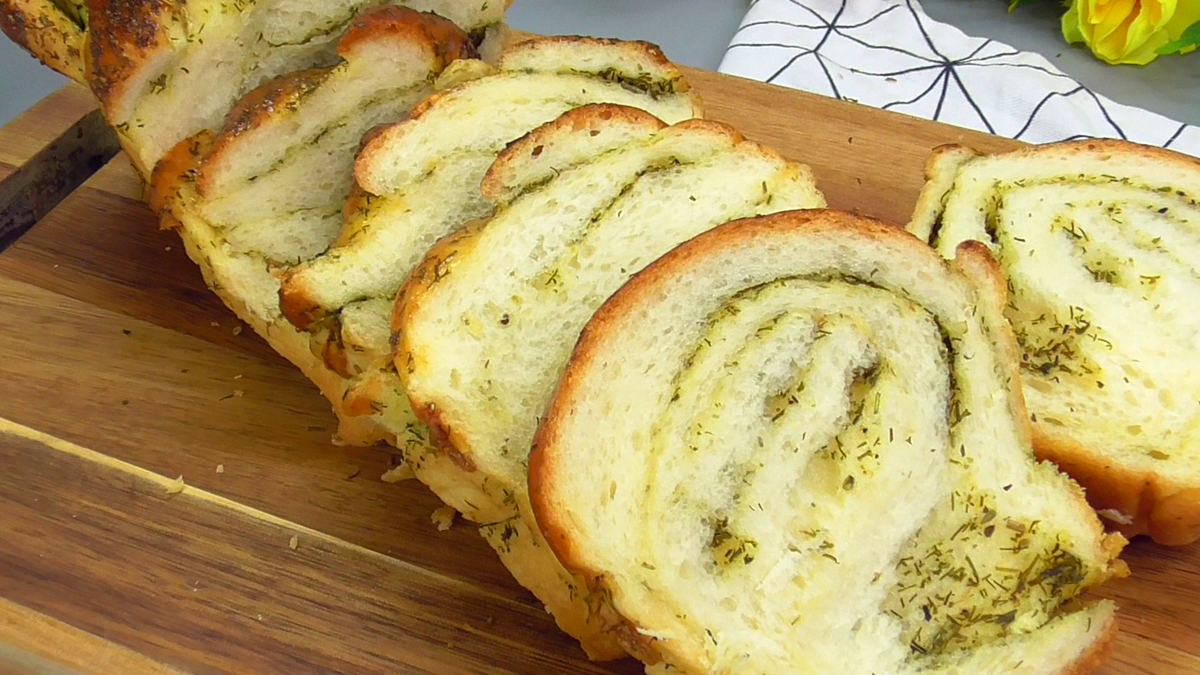 Ароматный хлеб с зеленью и чесночком, настоящий красавец! Теперь можно и в магазин не ходить, ведь испечь такой хлеб совсем нетрудно