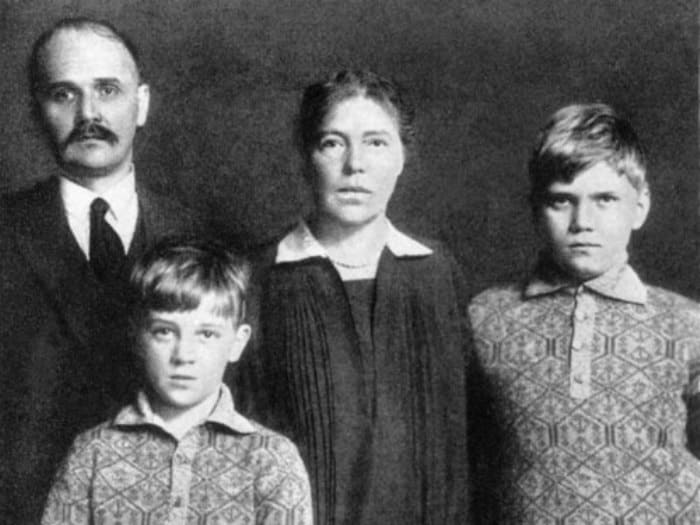 Великая княгиня с мужем, полковником Куликовским, и детьми | Фото: klin-demianovo.ru Великая княгиня с мужем, полковником Куликовским, и детьми | Фото: klin-demianovo.ru